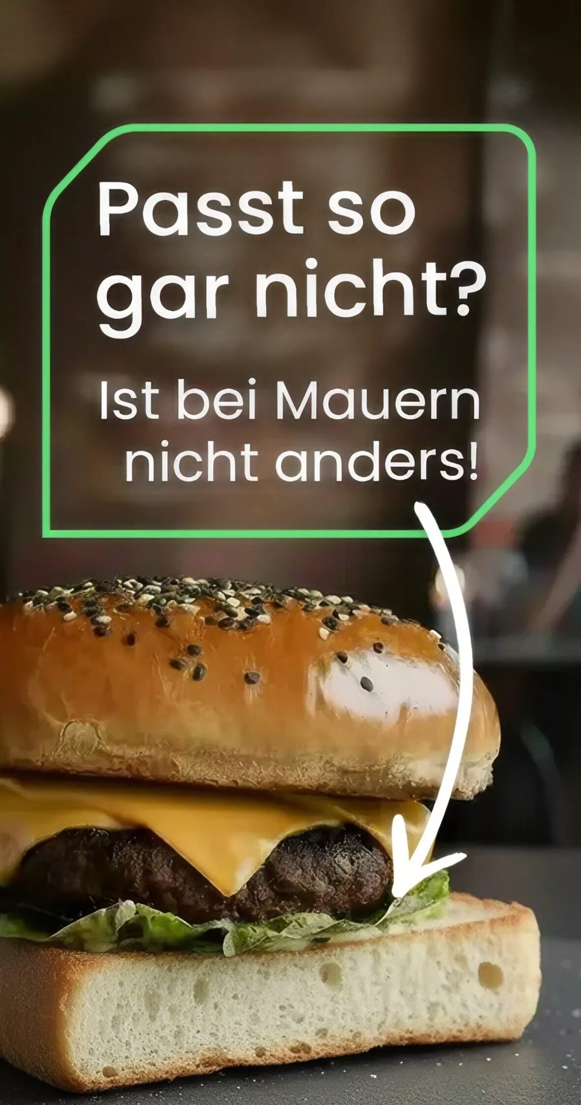 Nahaufnahme eines Cheeseburgers mit Sesambrötchen, Salat, Käse und Rindfleischpatty, daneben Text in grün umrandeter Sprechblase 'Passt so gar nicht? Ist bei Mauern nicht anders!'